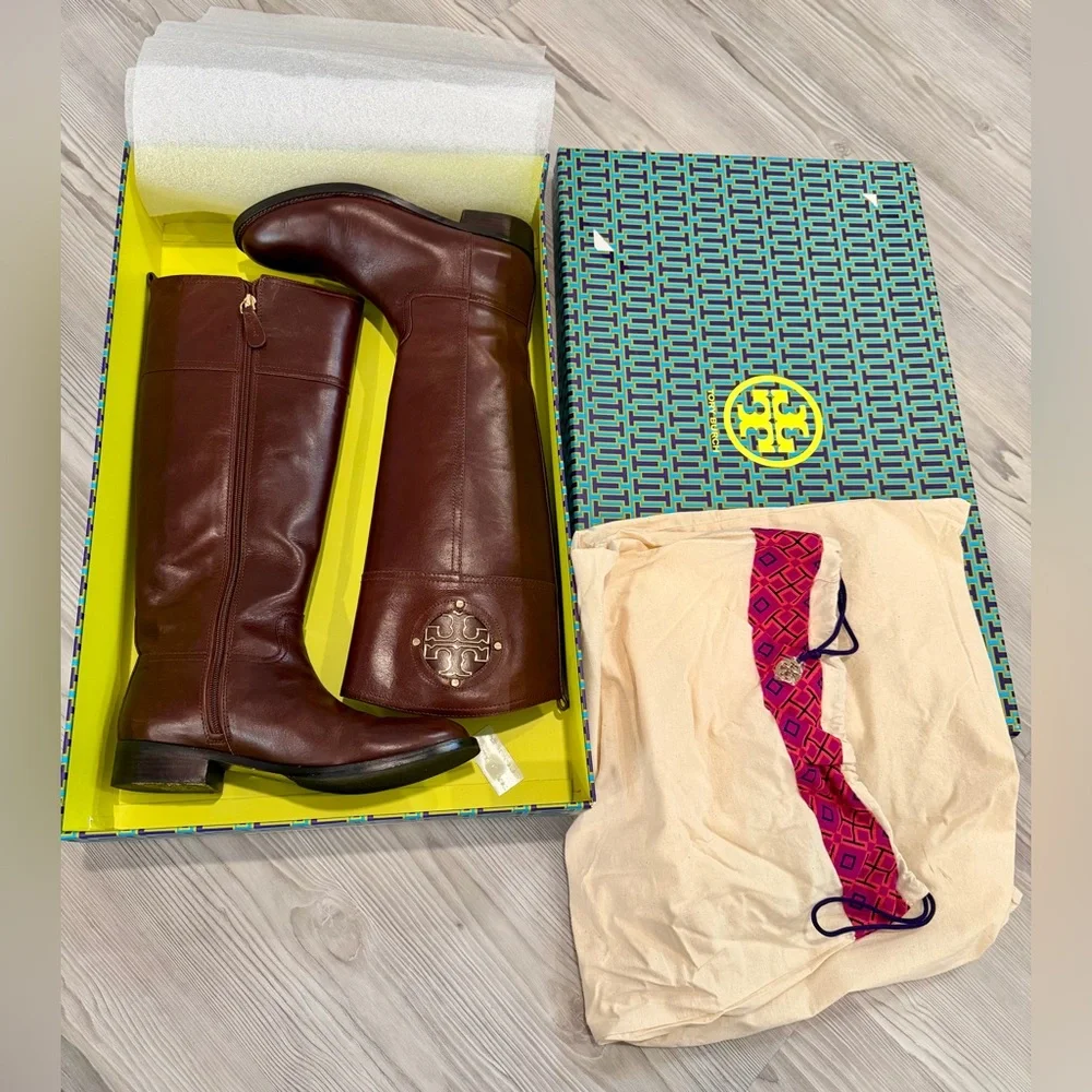 TORY BURCH Kiernan Almond Brown Galleon Leather Tall Logo Boots Size 7.5 EUC - Picture 3 of 17
